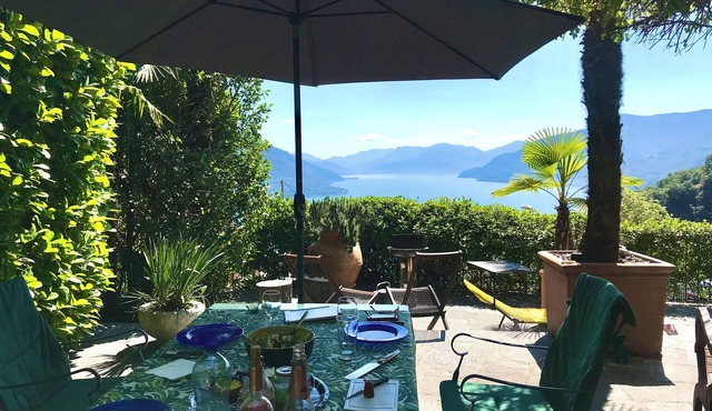 Well-kept vacation home with large garden terrace and wonderful lake view