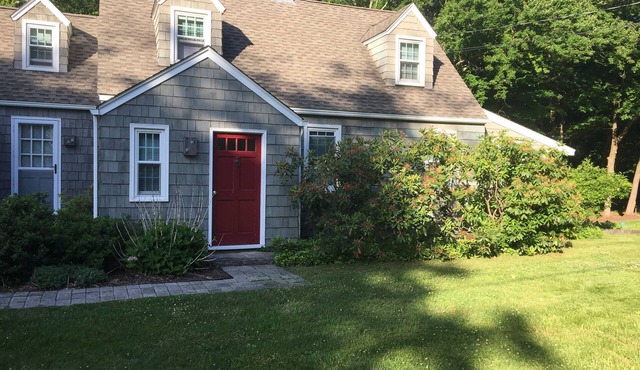 Well laid out 2-bedroom private home in Washington-close to the green and depot