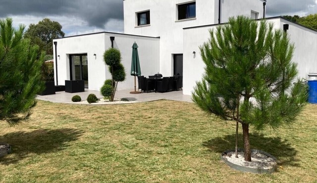 Well-located contemporary house Bénodet seaside resort quiet swimming pool