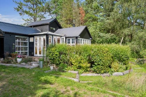 Well-Located Cottage Offering Peace, Nature And Spacious Outdoor Areas