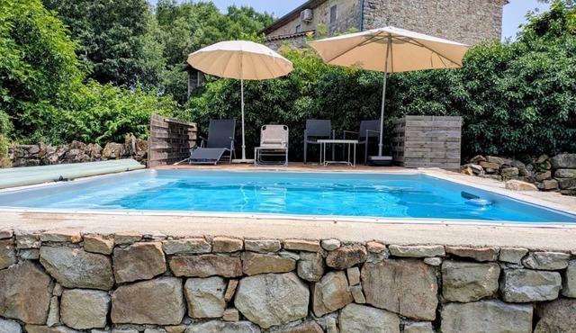 Well-located country studio with terrace and pool