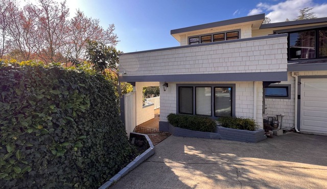 Well-located escape with Mt. Tam view & balcony - great for walking/biking