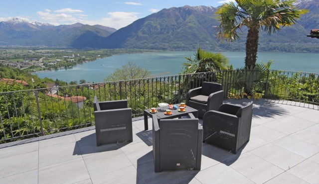 Well-maintained detached house on a sunny slope above Locarno with panoramic views