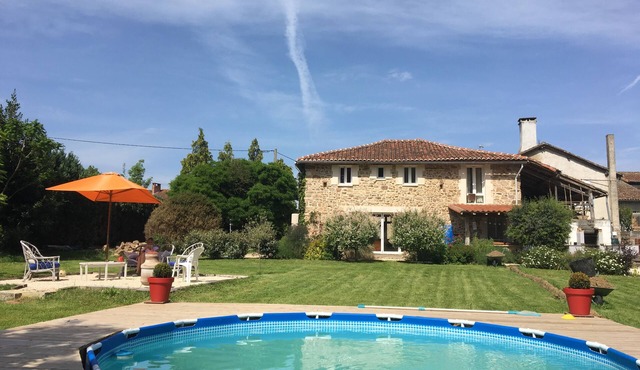 Well maintained large country house with spacious garden and splash pool.