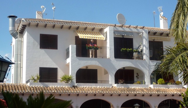 Well maintained Sunny Apartment overlooking Villa Plaza near all amenities,