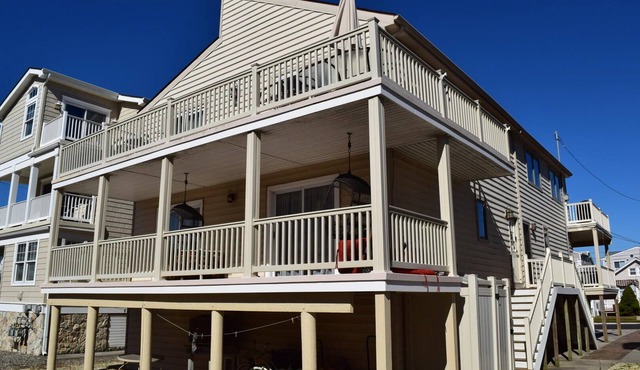 Well maintained townhouse located only sixth position from the beach in one of the hottest Beachblock areas in Sea Isle