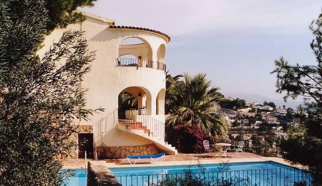 Well maintained villa with pool and garden, beach, panoramic sea views
