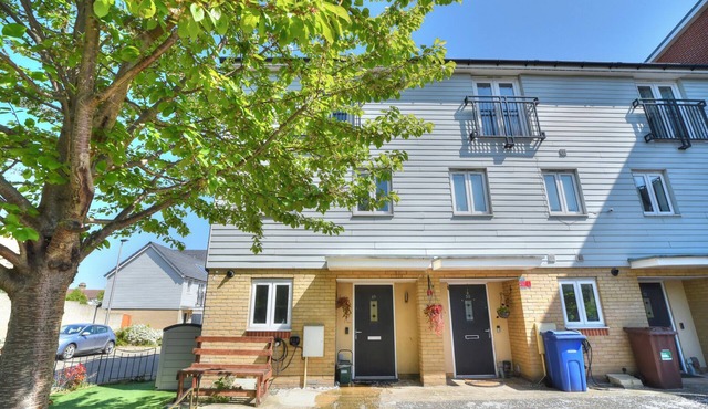 Well presented 3 bedroom townhouse in Grays