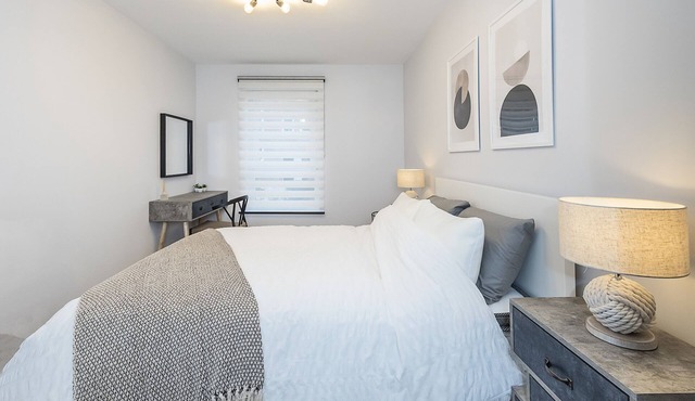 Well presented and stylish 2 bedroom apartment close to Station. Free Parking!