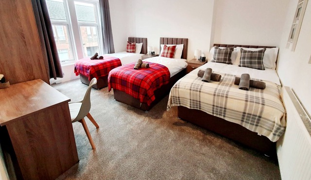 Well presented flat with 3 beds and a sofa bed, right by Bellshill station with great on-street p...