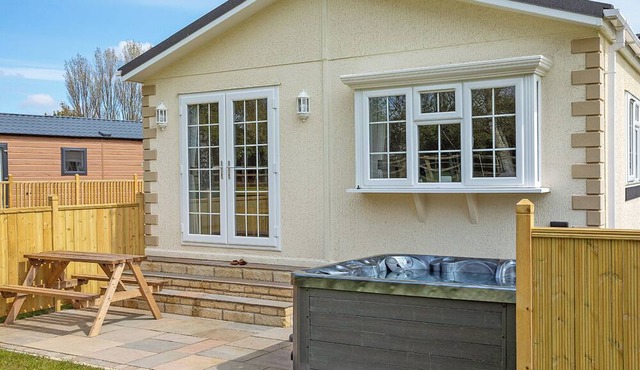 Well presented luxury lodge with two doubles, one with en suite shower.