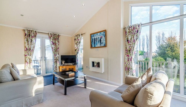 Well presented luxury lodge with two doubles, one with en suite shower.