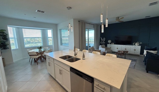 WELLEN GOLF & COUNTRY CLUB GATAWAY nIn a Modern Style 2 bd Condo