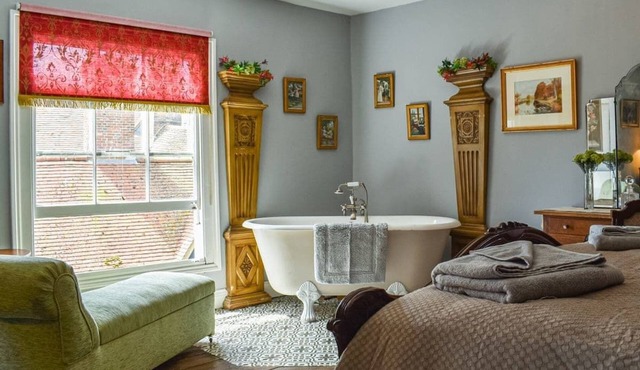 WELLESLEY’S RETREAT - Romantic luxury High Street apartment