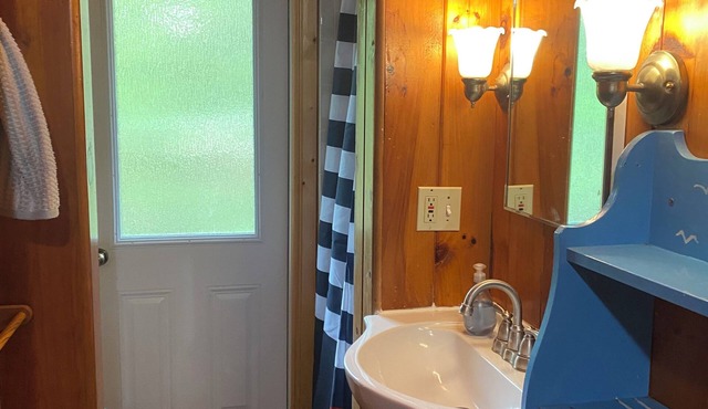 Wellfleet 3-bedroom cottage with AC. Walk to Ocean Beach. Roof deck.