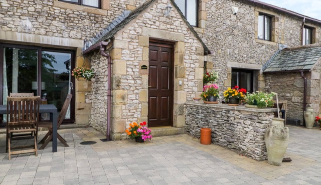 WELLGARTH COTTAGE, family friendly, with a garden in Newby