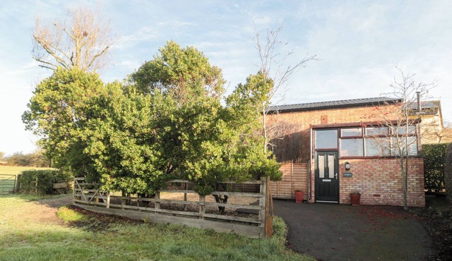 WELLINGHILL COTTAGE, family friendly, with open fire in Cheltenham