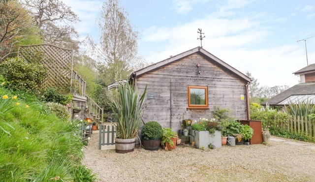 WELLINGHILL LODGE, pet friendly, with a garden in Cheltenham