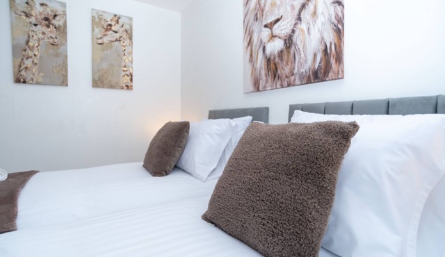 Wellington House - Telford - with Parking