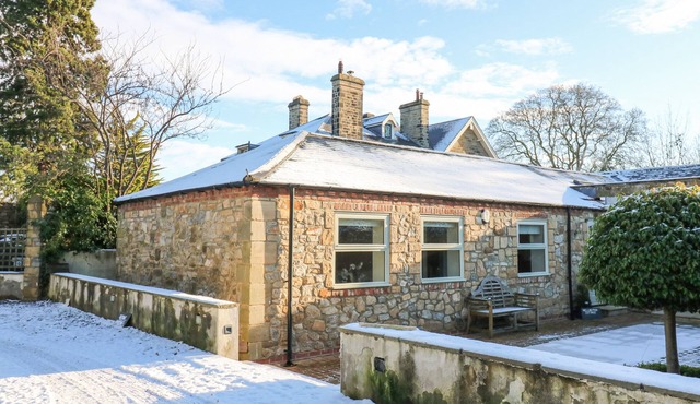 WELLINGTON LODGE COTTAGE, pet friendly in Middleton Tyas