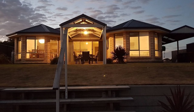 Wellington Marina Holiday House - Absolute Waterfront with Private Jetty