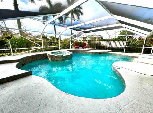 Wellington Pool House With Spa and Putting Green