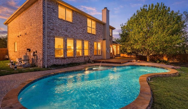 Wellness 5BR W Pool, BBQ, Yard & Fire Pit