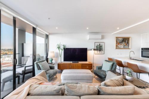 Wellness and Style - 2BR Apartment with Pool, Hot Tub and Gym