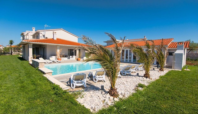 Wellness area,sauna,-Jacuzzi,pool 60 m2, Salt water,quite,air massage in pool