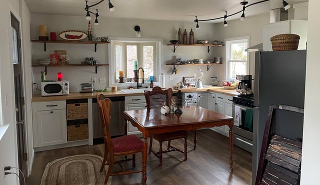 Wellness retreat w/yoga studio. Off 5-star trail and 10-minute walk to downtown