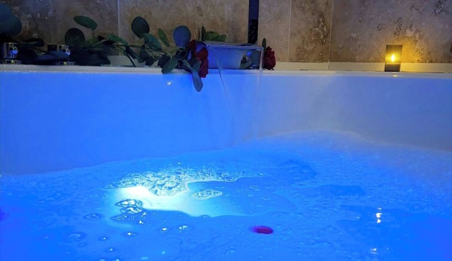 Wellness Suite with Jacuzzi & Sauna, Premium Comfort in City Center