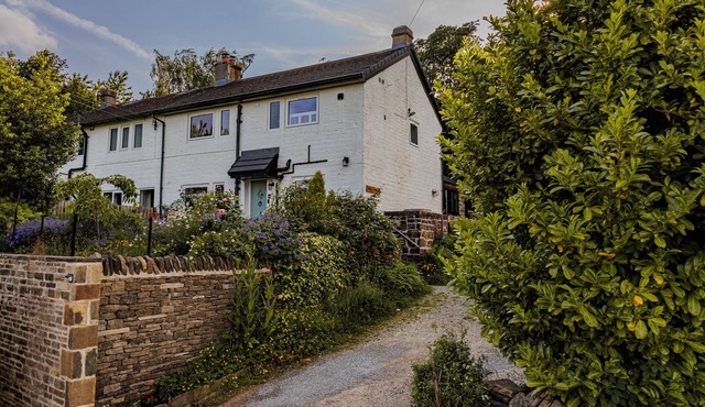 WELLS COTTAGE, pet friendly, character holiday cottage in Holmfirth