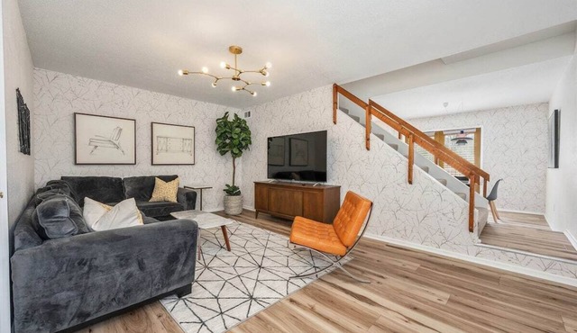 Wellspring Townhome - King Bed Suite minutes from Texas A&M
