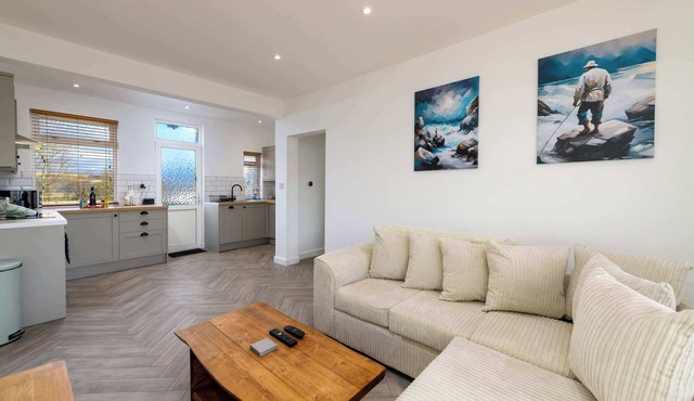 Welsh 3 Bedroom Retreat w Garden, Parking, Wifi