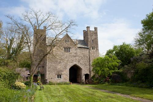 Welsh Gatehouse, Historic Castle which can cater for Electric Vehicle