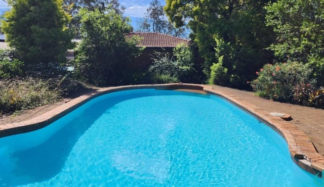 Wemberley Lakehouse- Absolute waterfront and pool