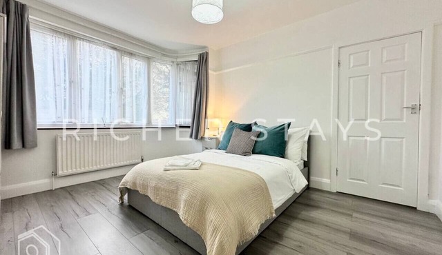 Wembley Large 4-Bedroom House | Driveway & Garden