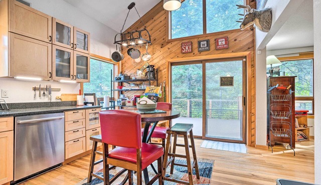 Wenatchee Retreat w/Deck < 4 Mi to Skiing!