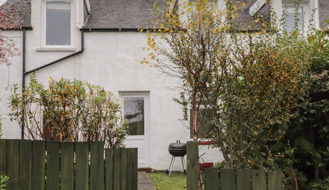 WENDY'S PLACE, character holiday cottage, with open fire in Foyers