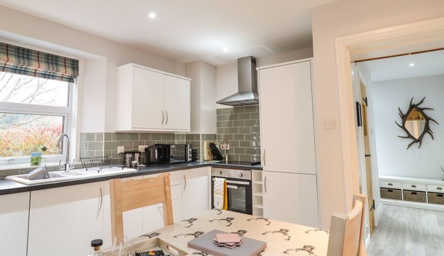 WENDY'S PLACE, character holiday cottage, with open fire in Foyers