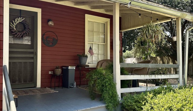 Wensel Cottage in downtown Natchez Walking distance to most shops & restaurants.