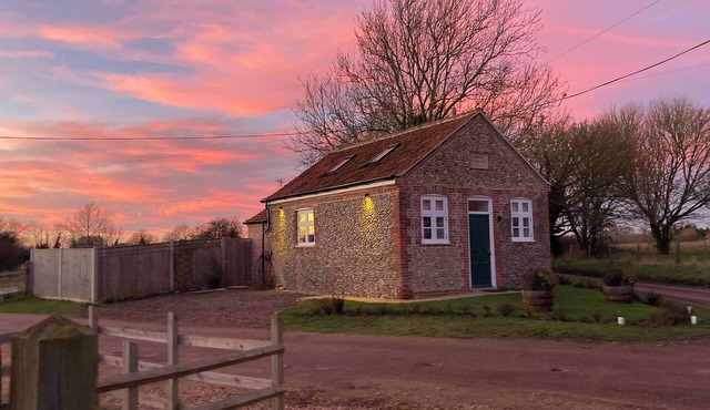 WENSUM SPRING, pet friendly, character holiday cottage in Fakenham