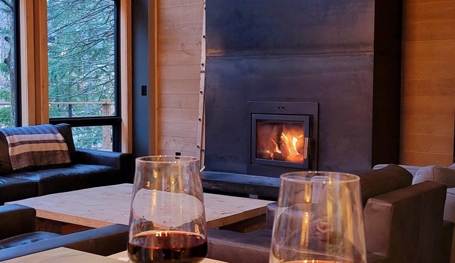 Wentworth's Glade and Trail Lodge. Ski/Bike chalet for Guests on Alpine Run