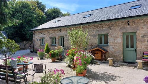 Wesley House Holidays - Choice of 2 Quirky Cottages in 4 private acres