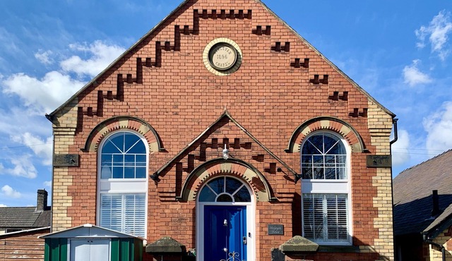 WESLEYAN HOUSE, pet friendly, character holiday cottage in Gobowen