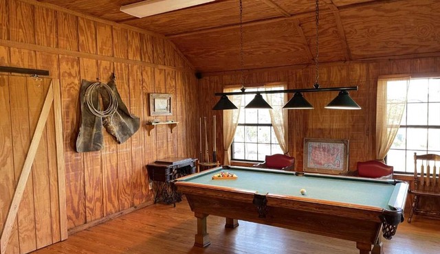 West 1077 Guest Ranch - Red Bud Room 11