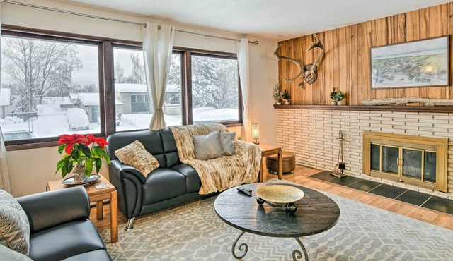 West Anchorage Home Near Coastal Trail!