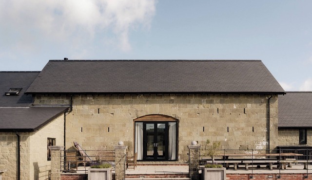 West Barn Lodge, Luxury Barn Conversion in South Wiltshire - Sleeps 18