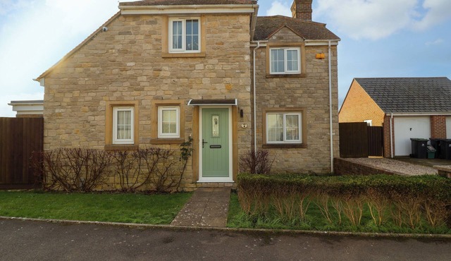 WEST BAY HOLIDAY HOME, pet friendly, with open fire in West Bay