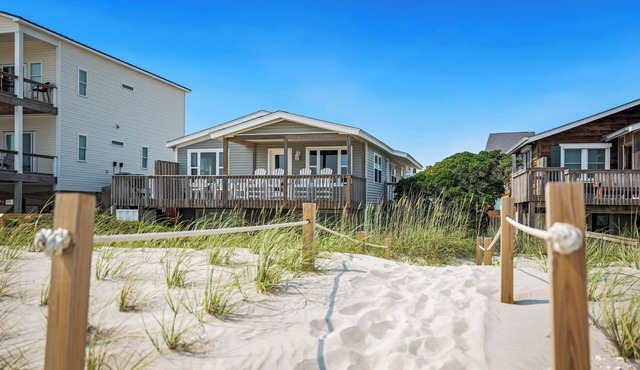 West Beach Retreat: Cute Coastal Cottage with Ocean Views for Days!